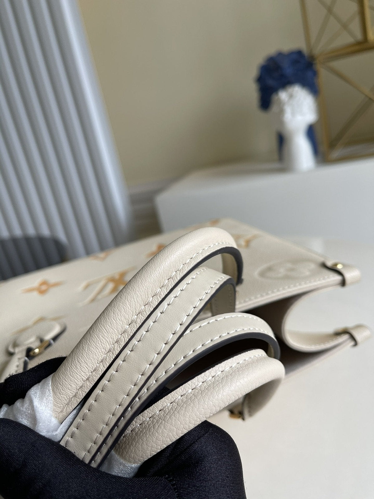 LV Onthego MM 35 Cream Cowhide-leather Trim
