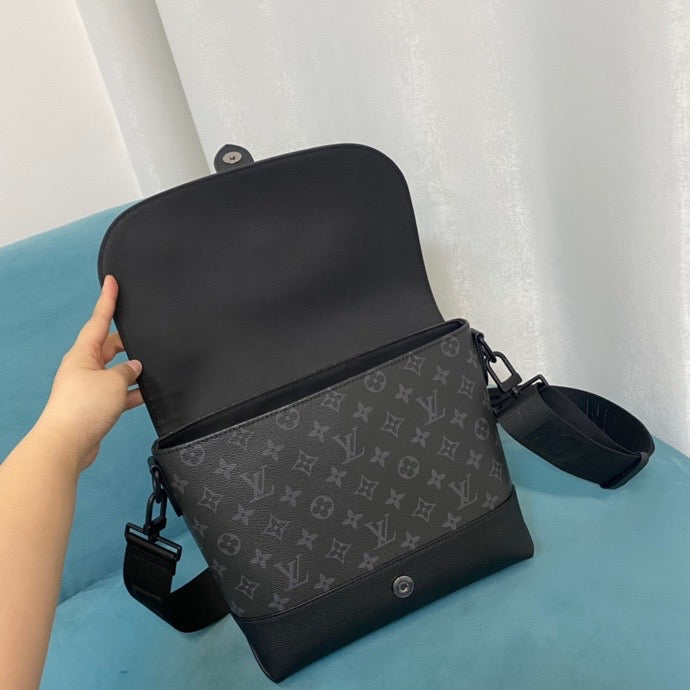 Louis Vuitton Saumur Messenger 30cm Black – product image 9