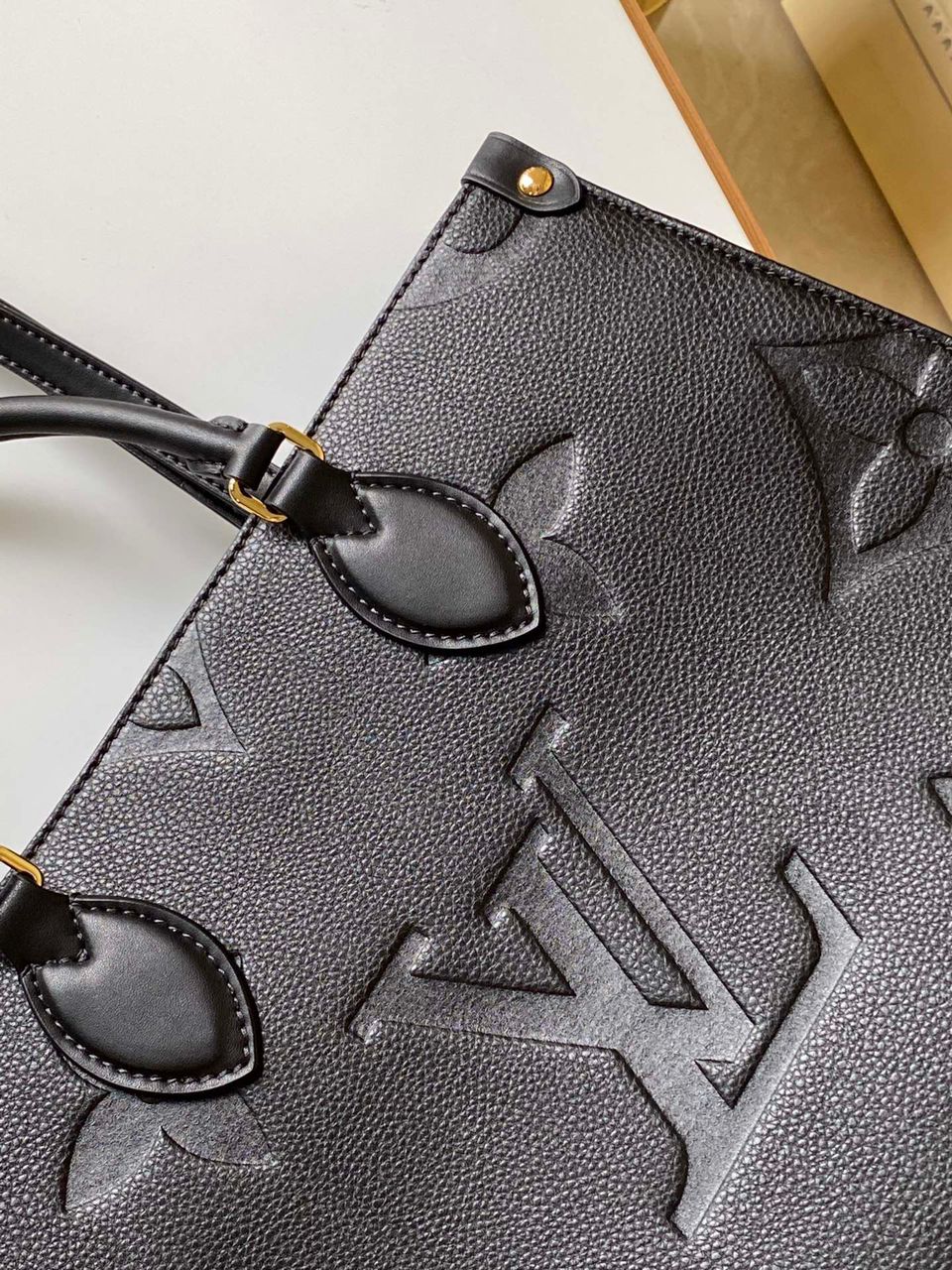 Louis Vuitton On The Go MM 34cm – product image 8
