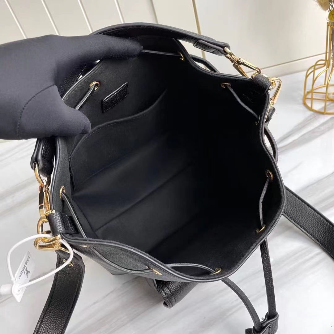 Louis Vuitton LockMe Bucket Bag 24cm Grained Calfskin Leather Spring/Summer Collection M57687 Black – product image 8