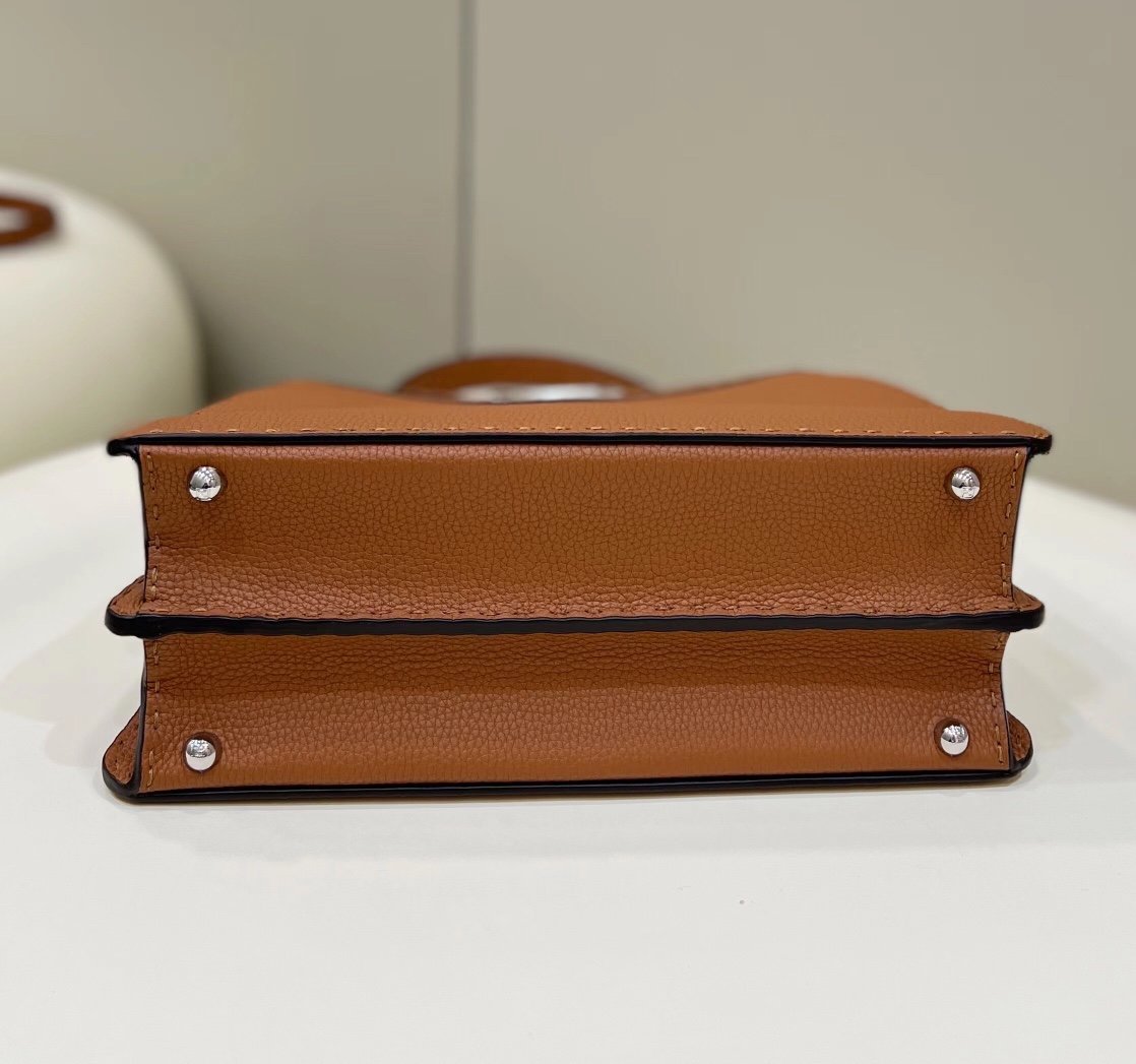 Fendi Peekaboo Iseeu Medium Brown 33cm – product image 7