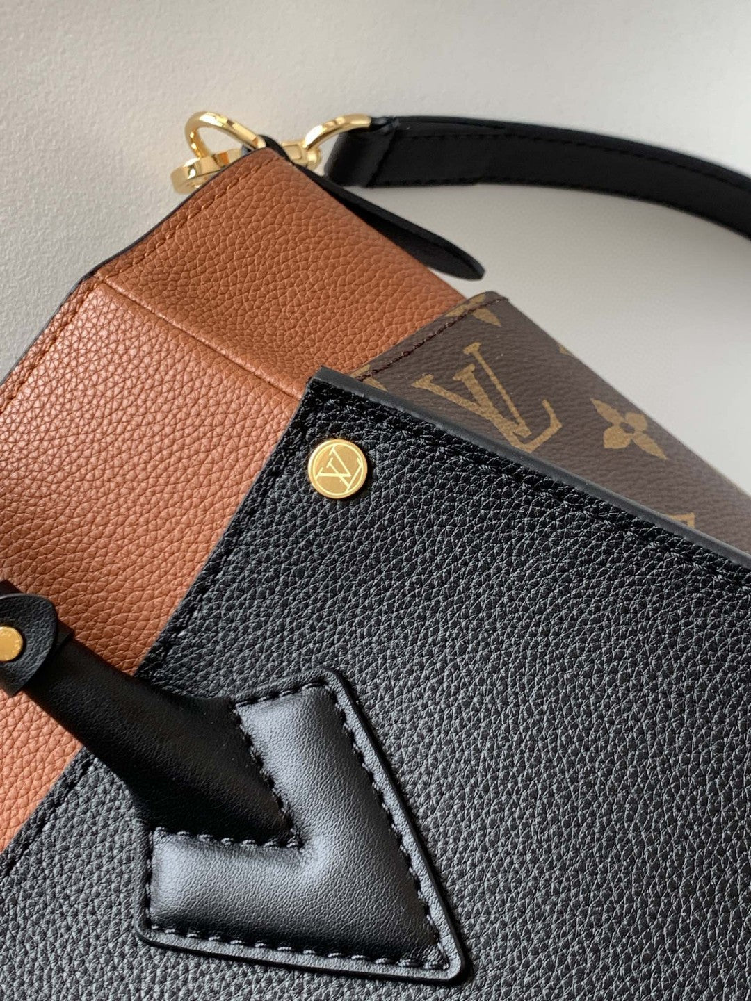 Louis Vuitton M57728 On My Side PM 30cm Black – product image 8