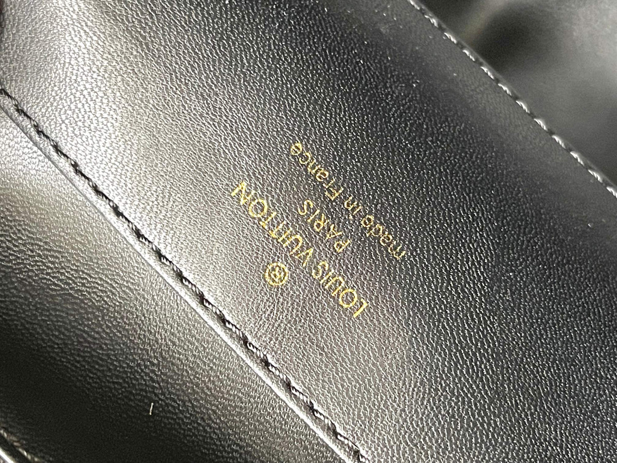 Capucines Souple GM 38 in Black Smooth Calfskin Gold Hardware