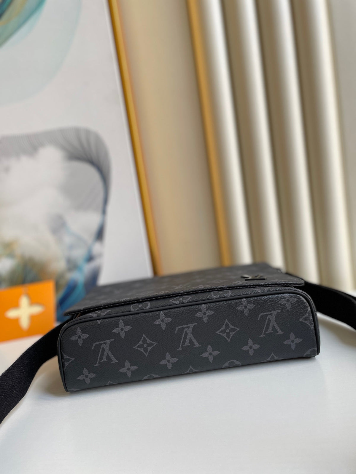 Louis Vuitton M45272 District PM 25cm – product image 2