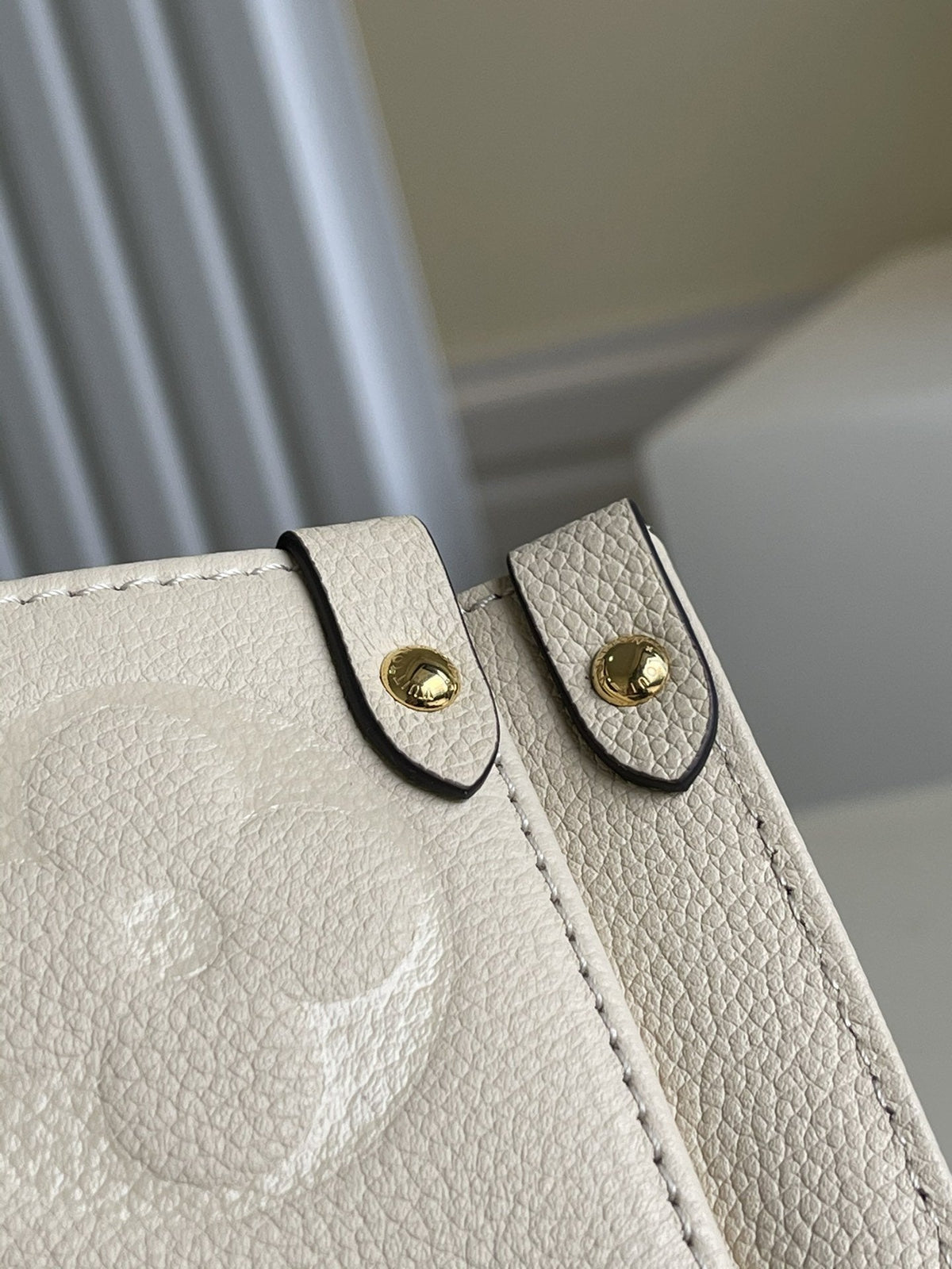 LV Onthego MM 35 Cream Cowhide-leather Trim