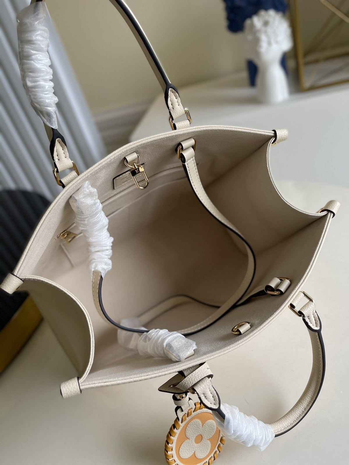LV Onthego MM 35 Cream Cowhide-leather Trim