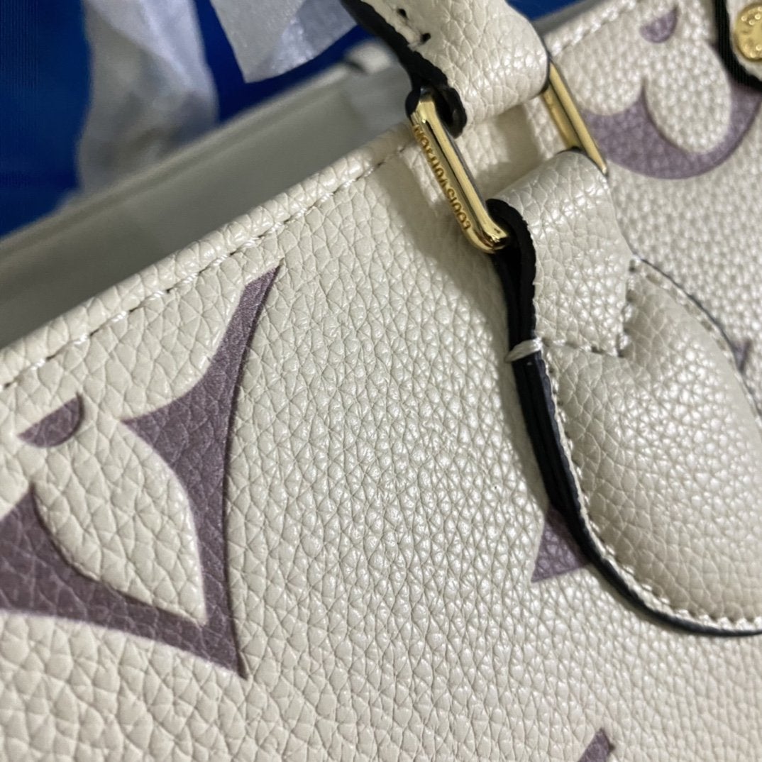 Onthego PM 25 Cream Embossed Grained Cowhide Leather