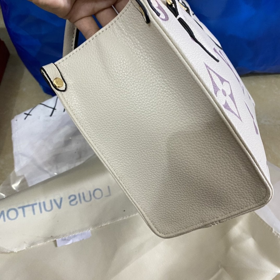 Onthego PM 25 Cream Embossed Grained Cowhide Leather