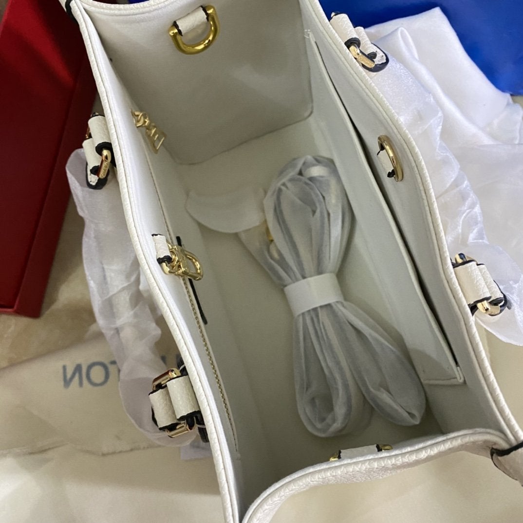 Onthego PM 25 Cream Embossed Grained Cowhide Leather