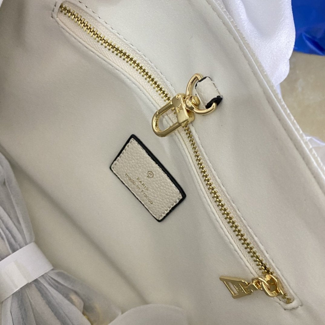 Onthego PM 25 Cream Embossed Grained Cowhide Leather