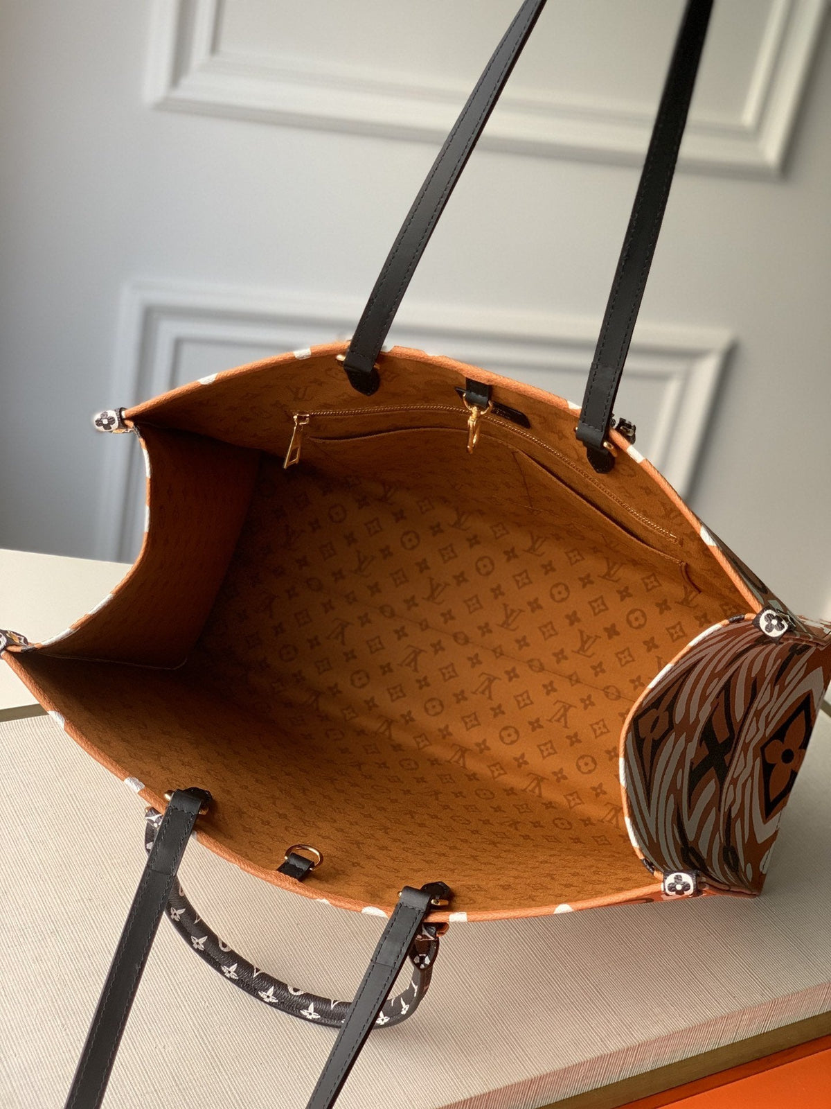 Crafty Onthego GM 41 Caramel and Cream Monogram Giant Canvas
