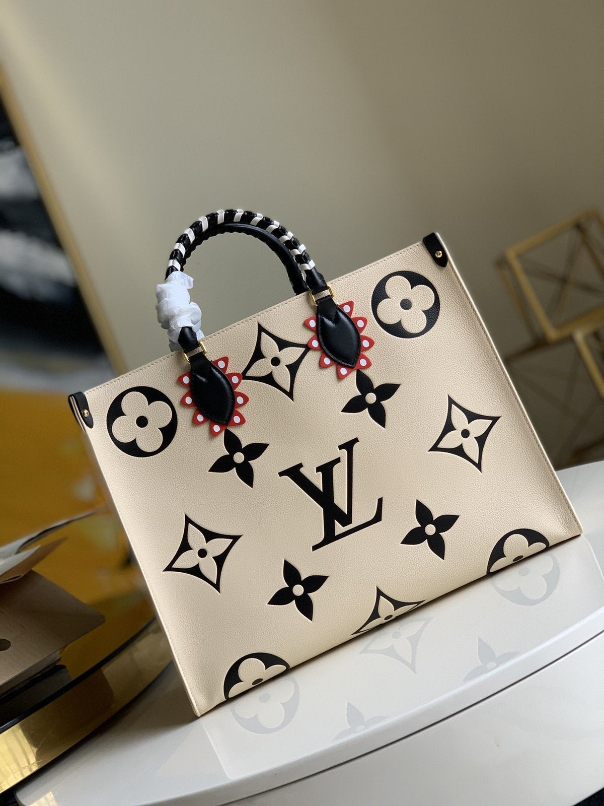 Crafty Onthego GM 41 Creme Black Monogram Giant Canvas
