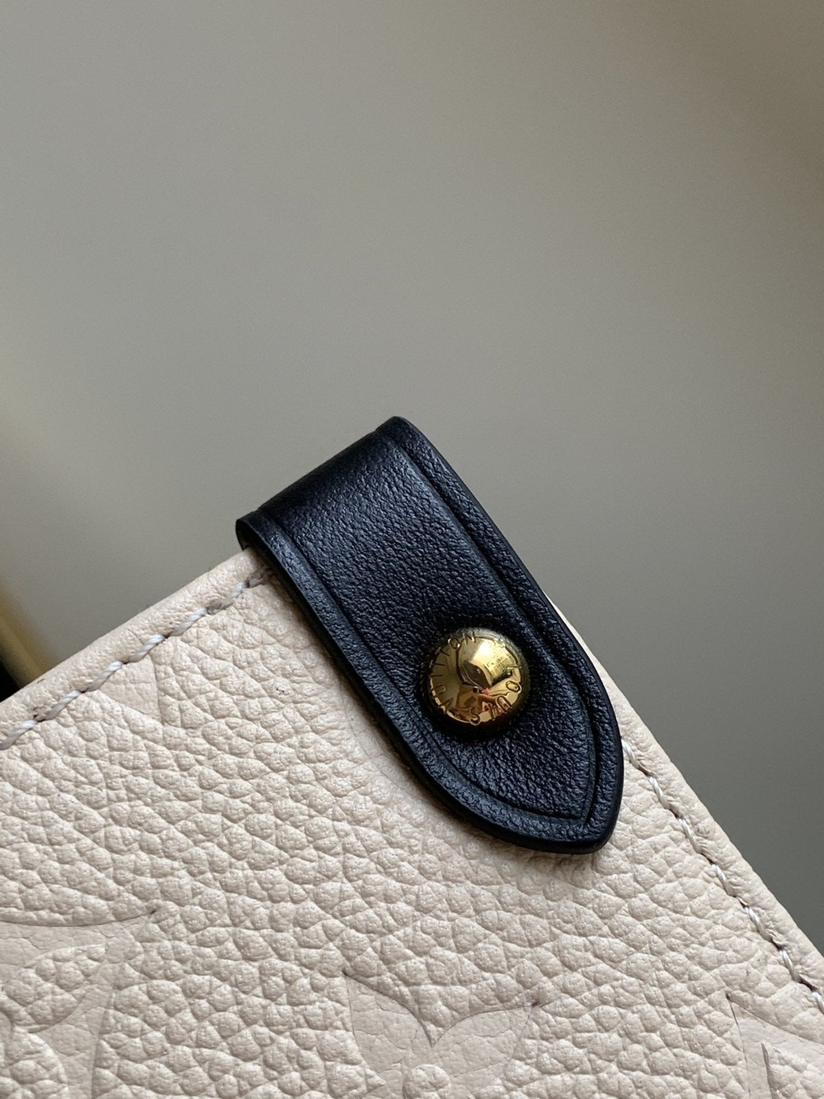 Crafty Onthego GM 41 Creme Black Monogram Giant Canvas
