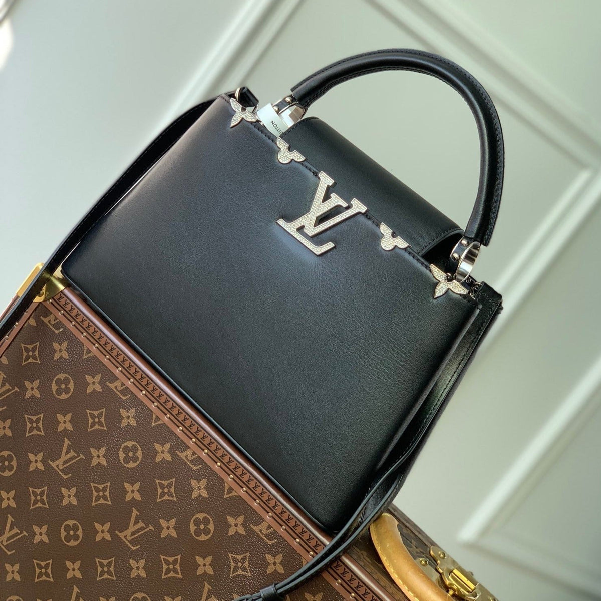 Capucines MM 31 Black Taurillon Silver Hardware