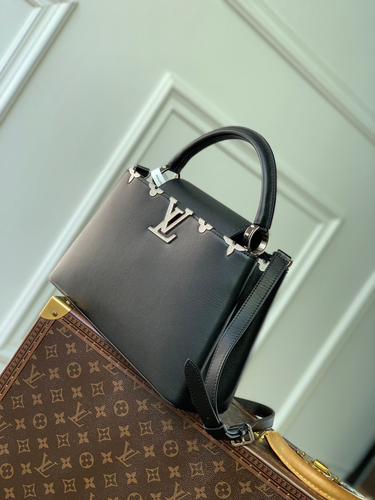 Capucines MM 31 Black Taurillon Silver Hardware