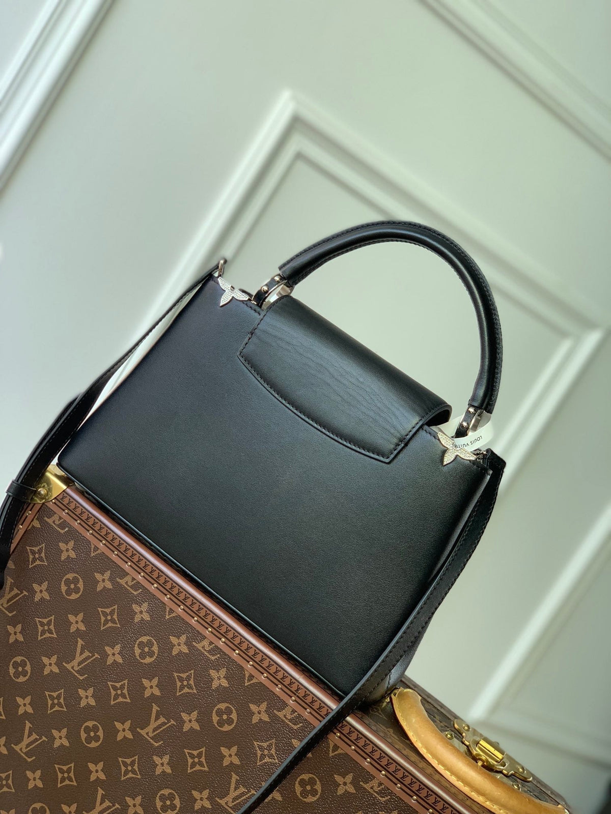Capucines MM 31 Black Taurillon Silver Hardware
