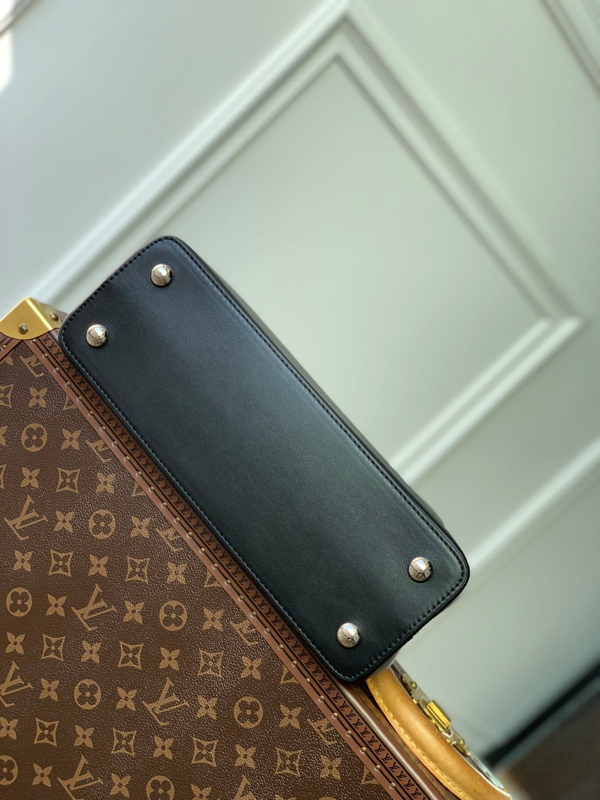 Capucines MM 31 Black Taurillon Silver Hardware