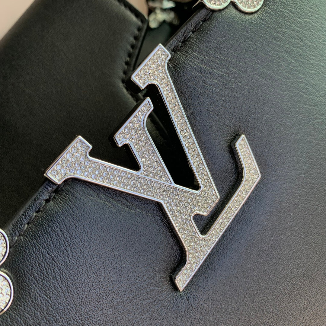 Capucines MM 31 Black Taurillon Silver Hardware