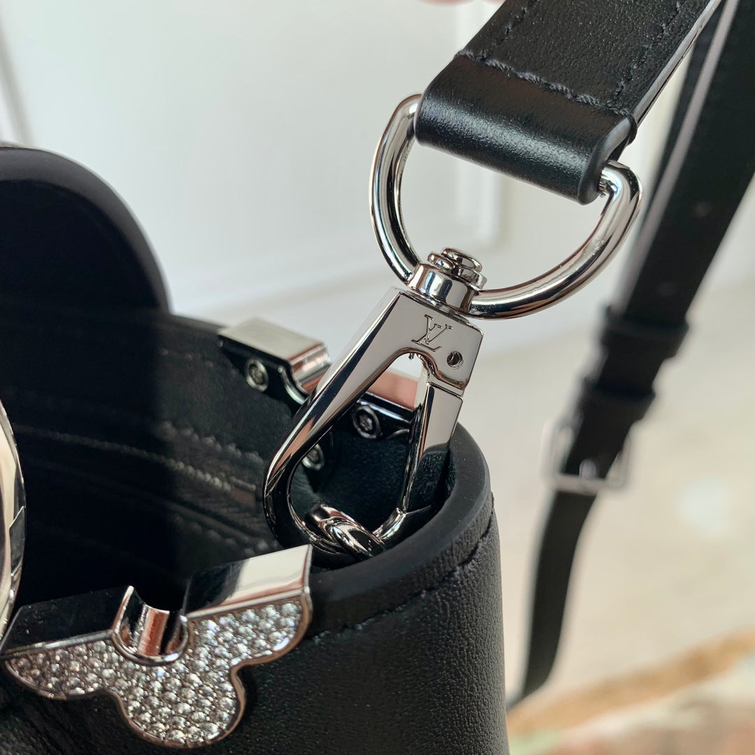 Capucines MM 31 Black Taurillon Silver Hardware