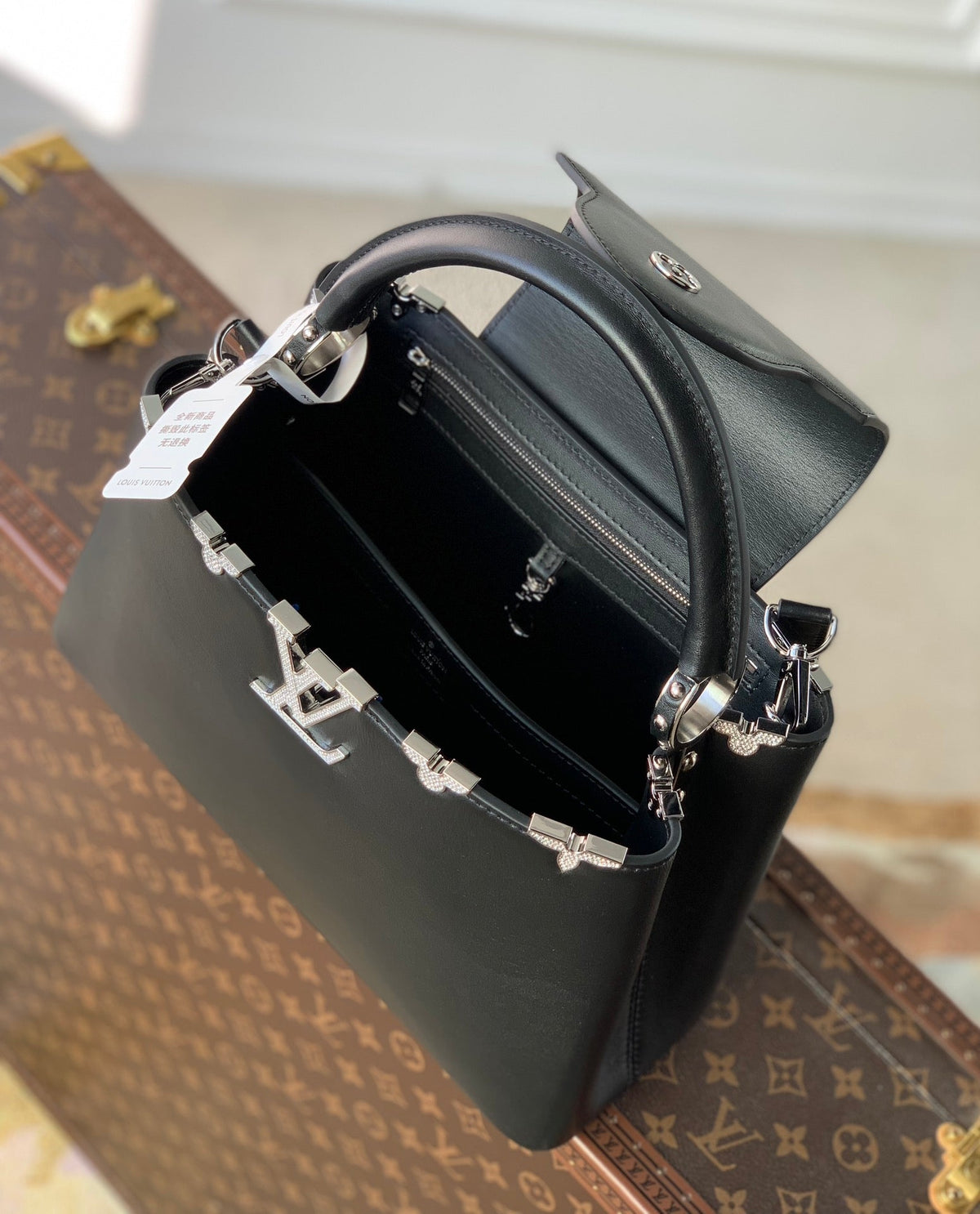 Capucines MM 31 Black Taurillon Silver Hardware