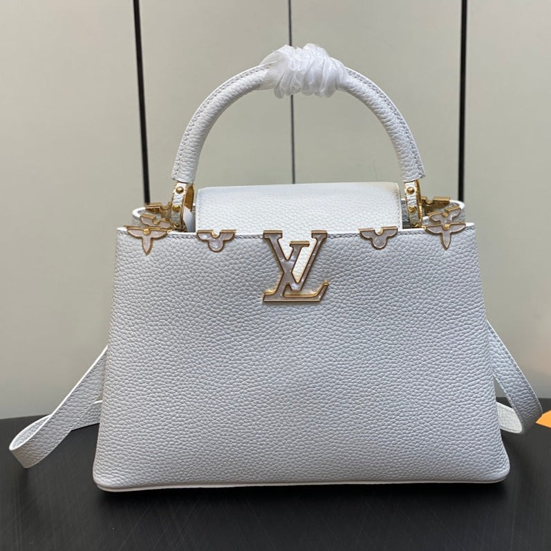 Capucines MM 31 White Taurillon Gold Hardware