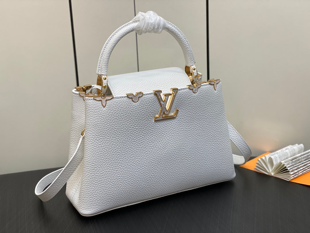 Capucines MM 31 White Taurillon Gold Hardware