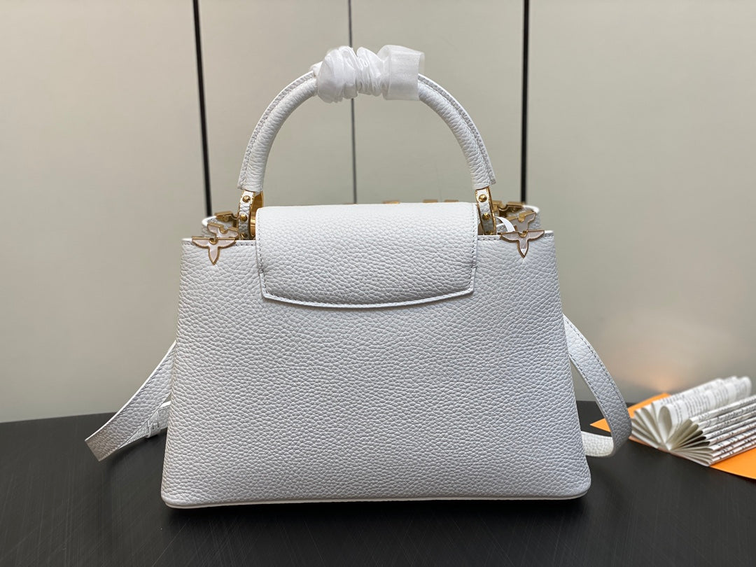 Capucines MM 31 White Taurillon Gold Hardware