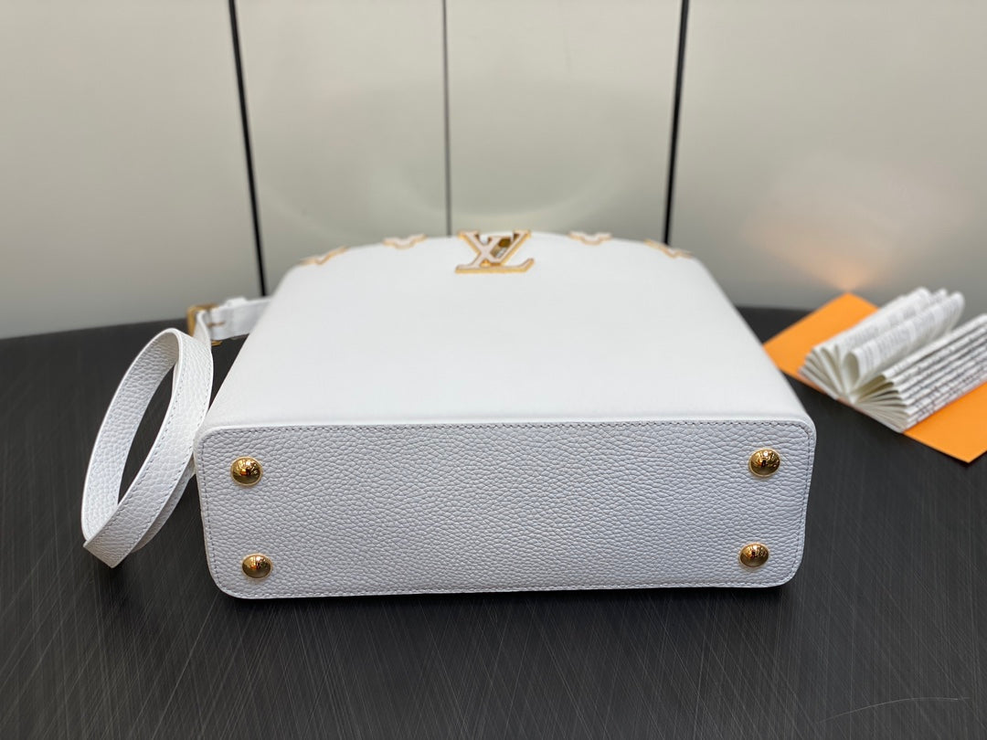 Capucines MM 31 White Taurillon Gold Hardware
