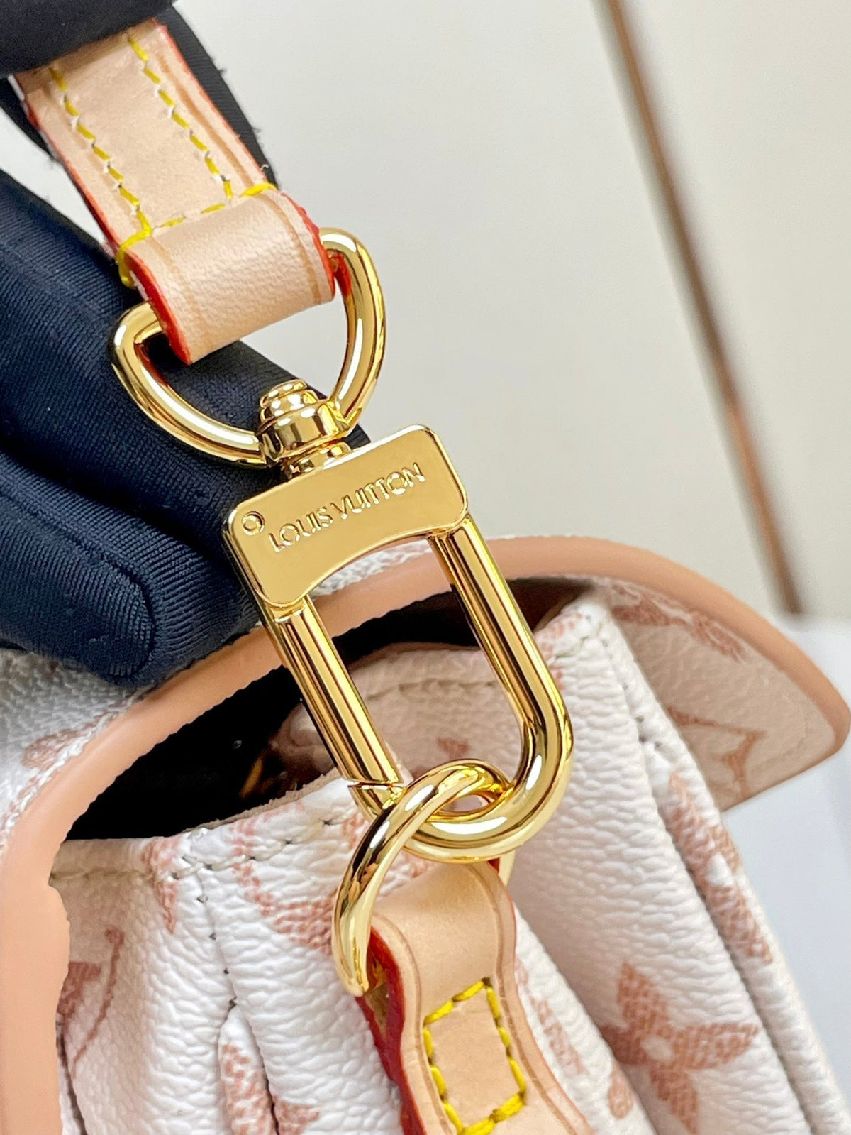 Pochette Metis 21.5 White Brown Monogram Canvas