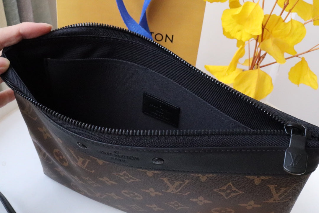Pochette to Go 30 Monogram Canvas