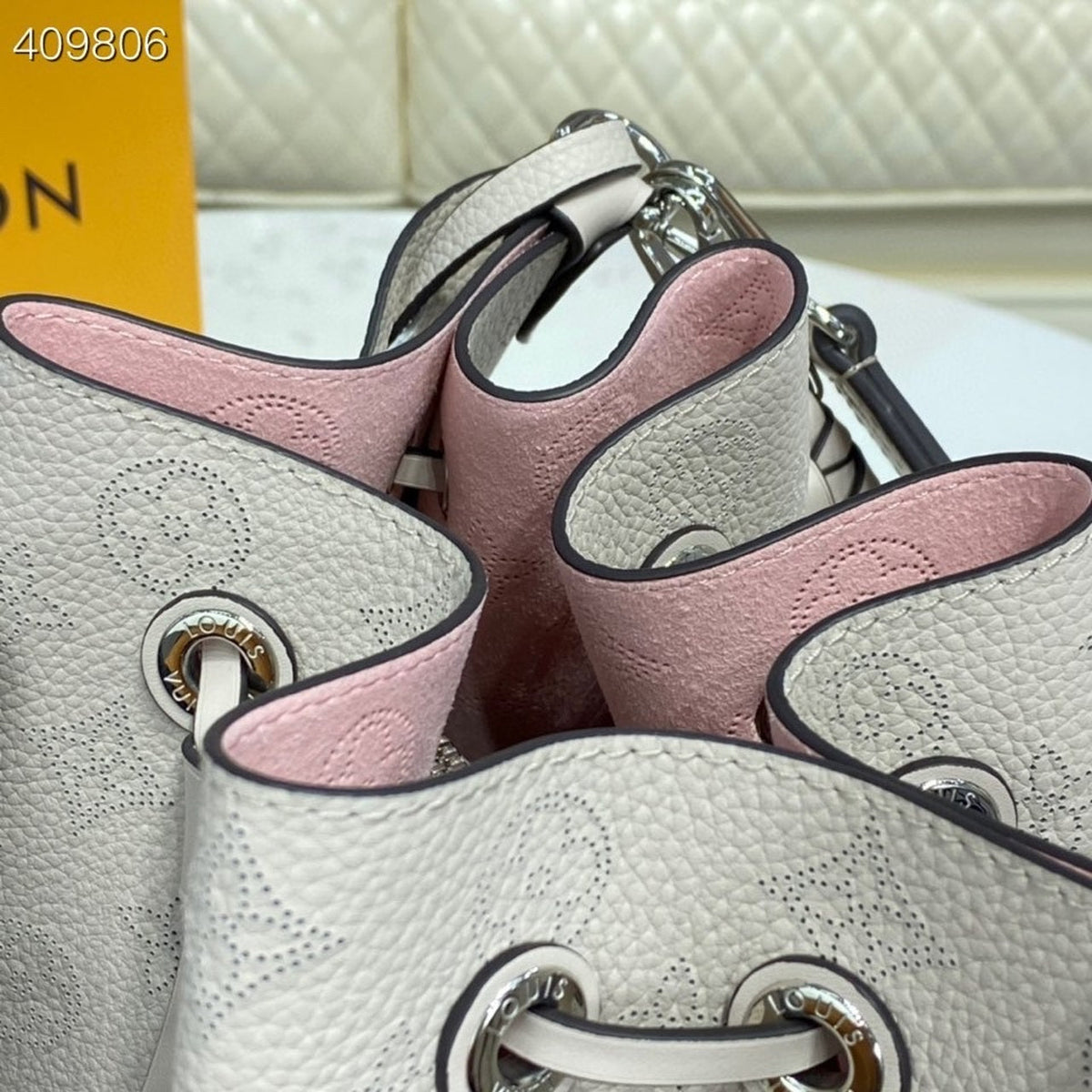 Louis Vuitton Muria Bag 22cm Mahina Calfskin Leather Spring/Summer Collection M57526 Mist – product image 12