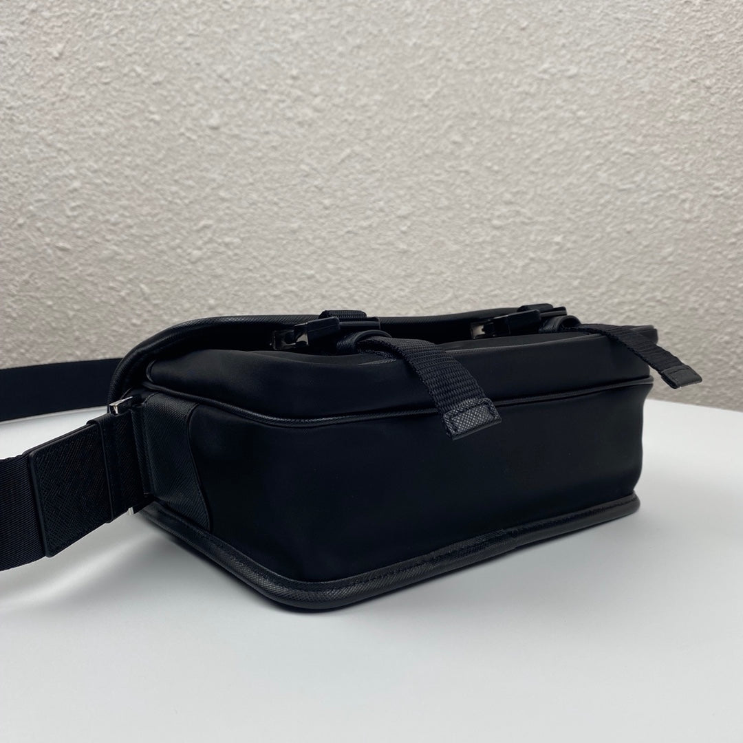 Messenger Bag 22 in Black Re-nylon