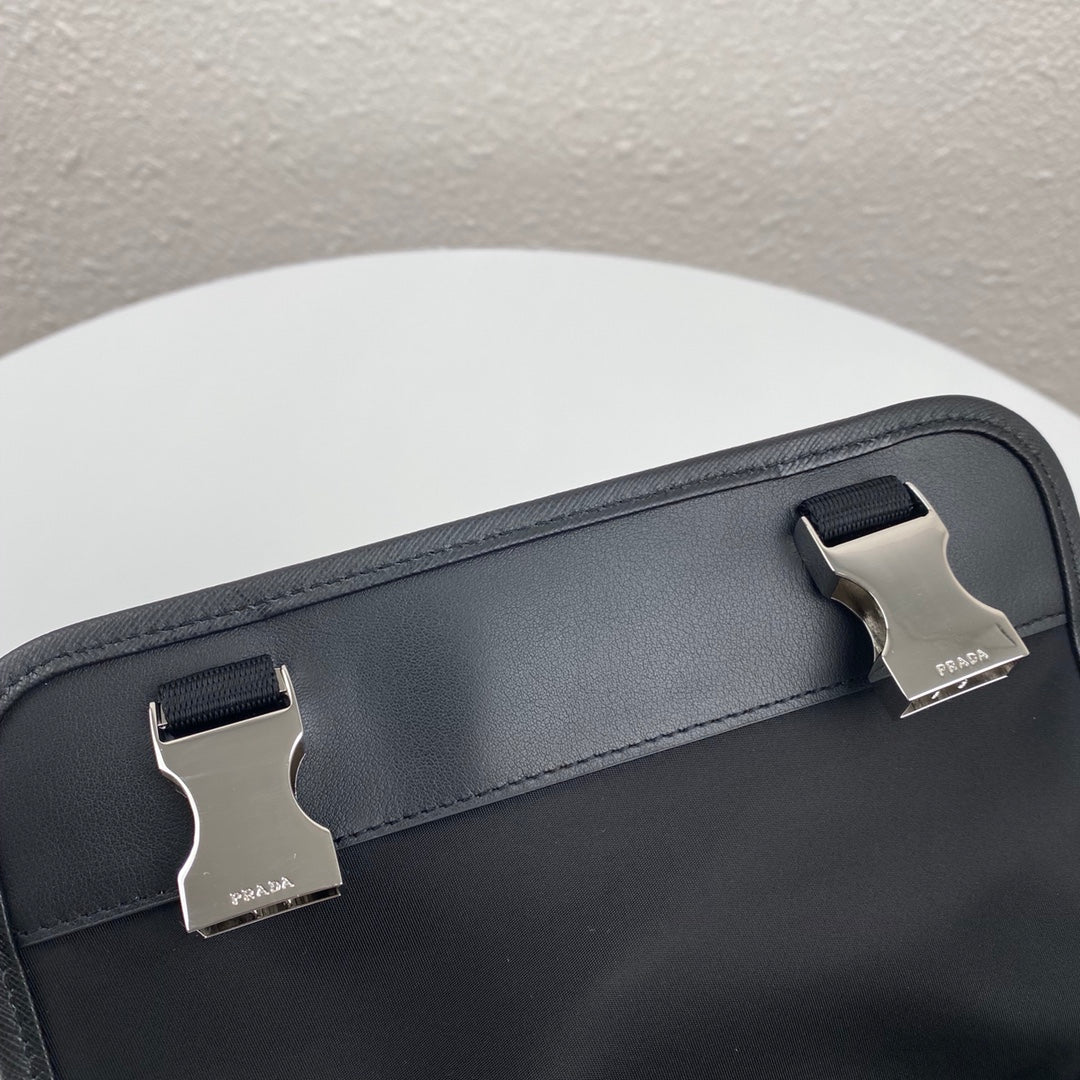 Messenger Bag 22 in Black Re-nylon