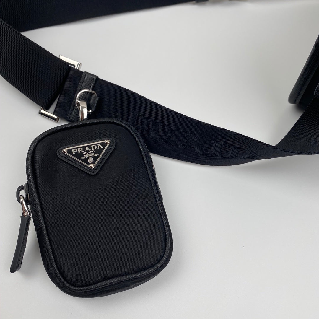 Messenger Bag 22 in Black Re-nylon