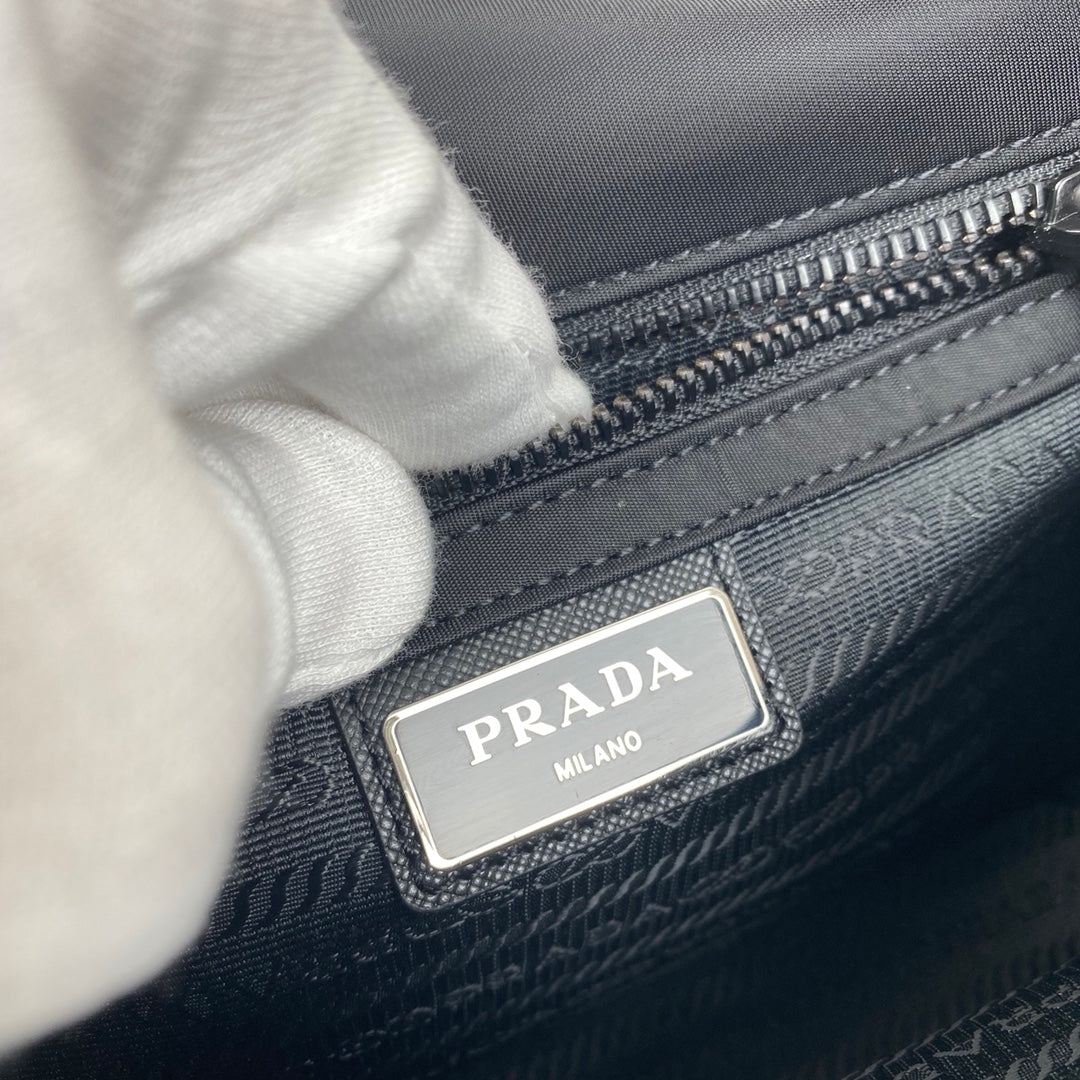 Messenger Bag 22 in Black Re-nylon