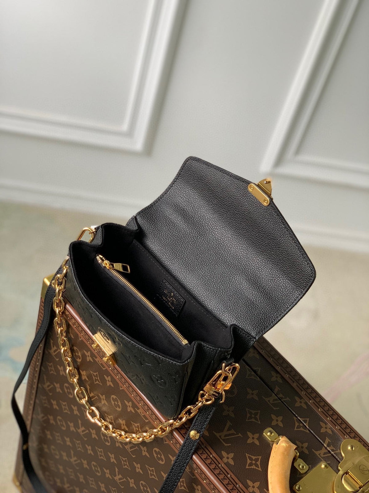 Pochette Métis East West 21 in Gun Metal Embossed Calfskin Gold Hardware
