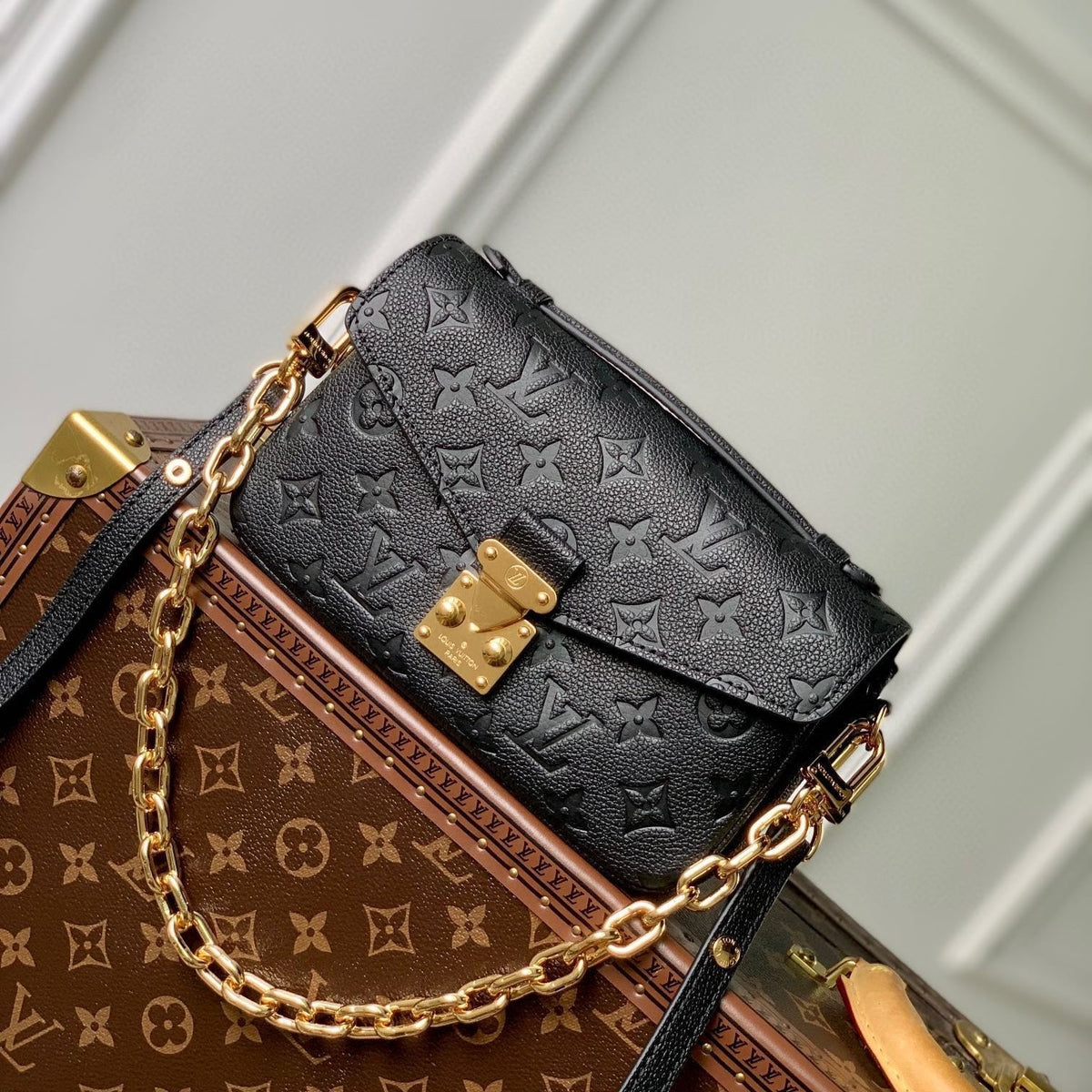 Pochette Métis East West 21 in Gun Metal Embossed Calfskin Gold Hardware
