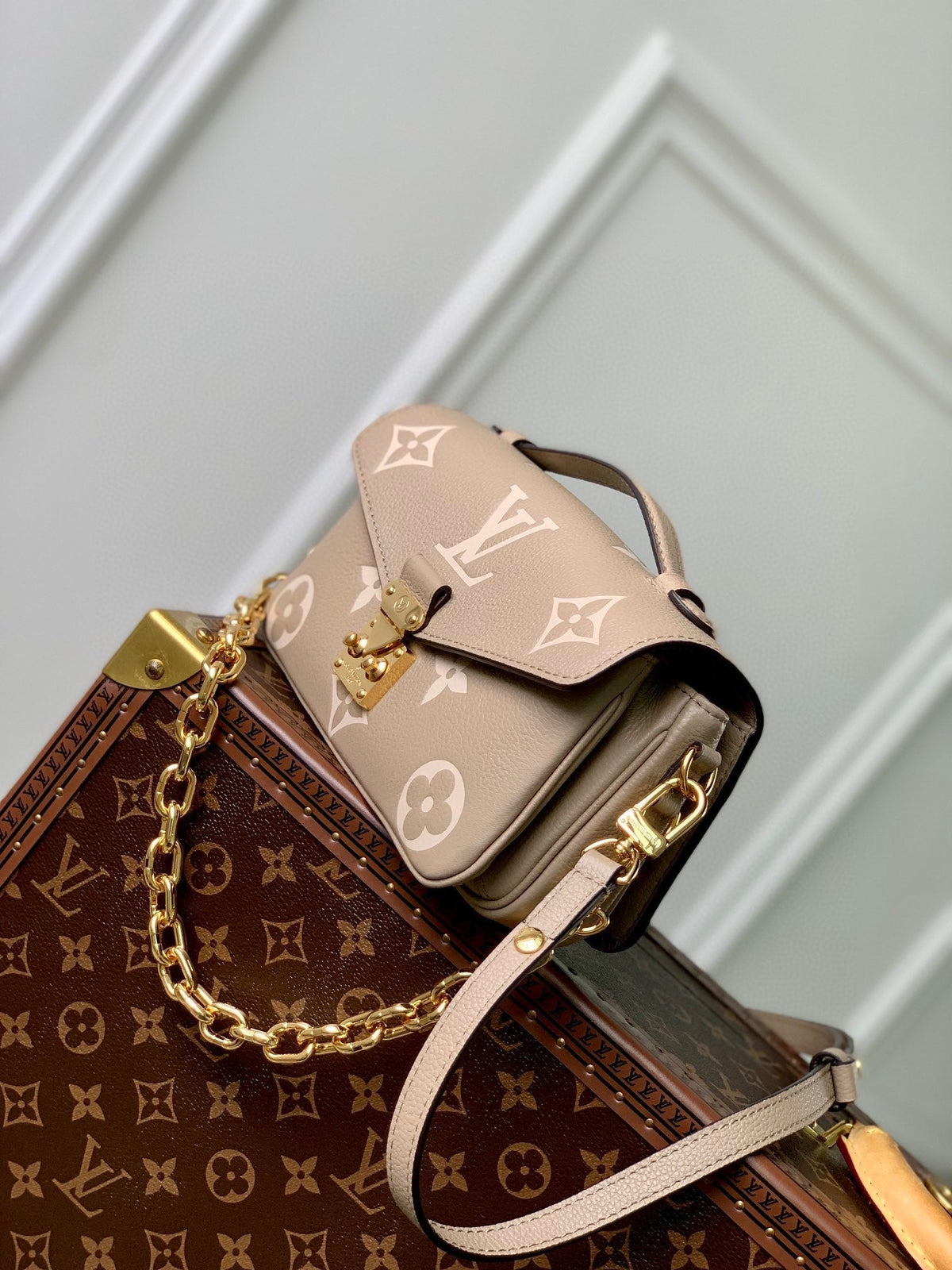 Pochette Métis East West 21 in Beige Monogram Empreinte Calfskin Embossed Logo