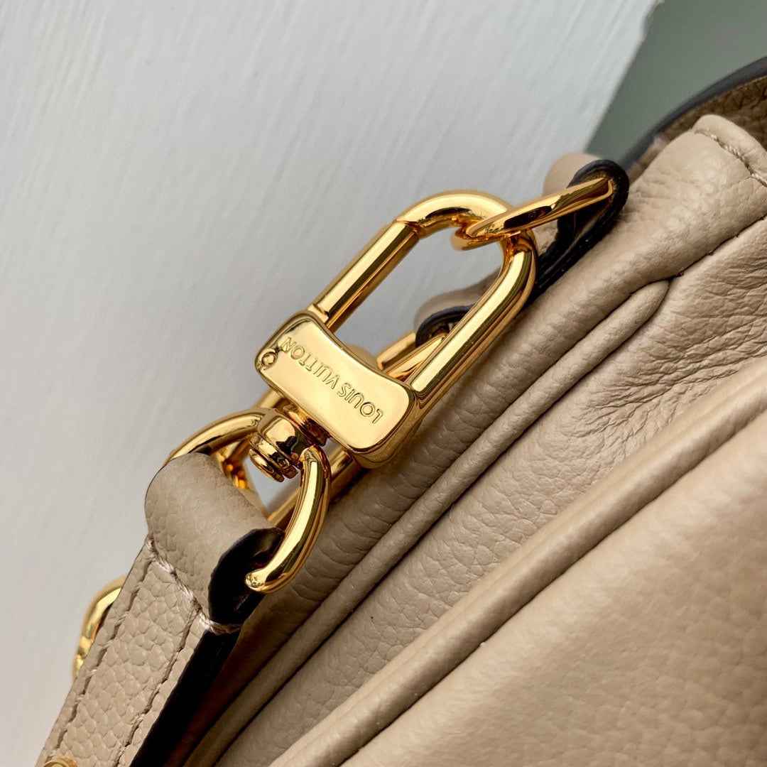 Pochette Métis East West 21 in Beige Monogram Empreinte Calfskin Embossed Logo