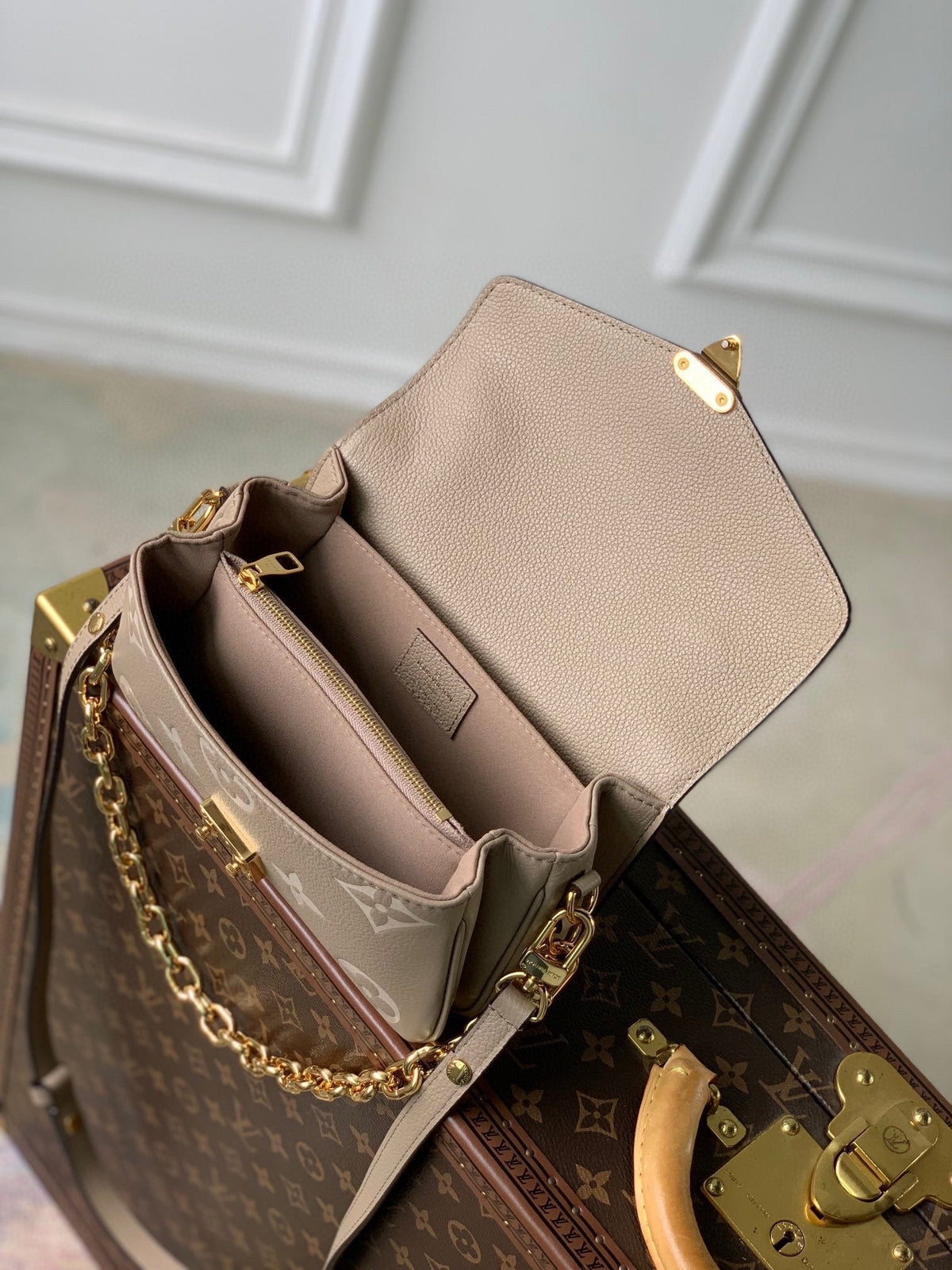 Pochette Métis East West 21 in Beige Monogram Empreinte Calfskin Embossed Logo