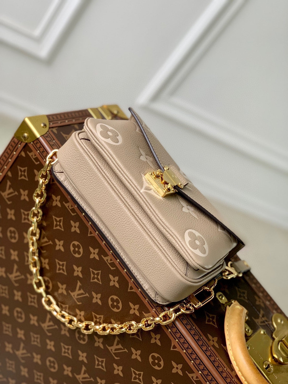 Pochette Métis East West 21 in Beige Monogram Empreinte Calfskin Embossed Logo