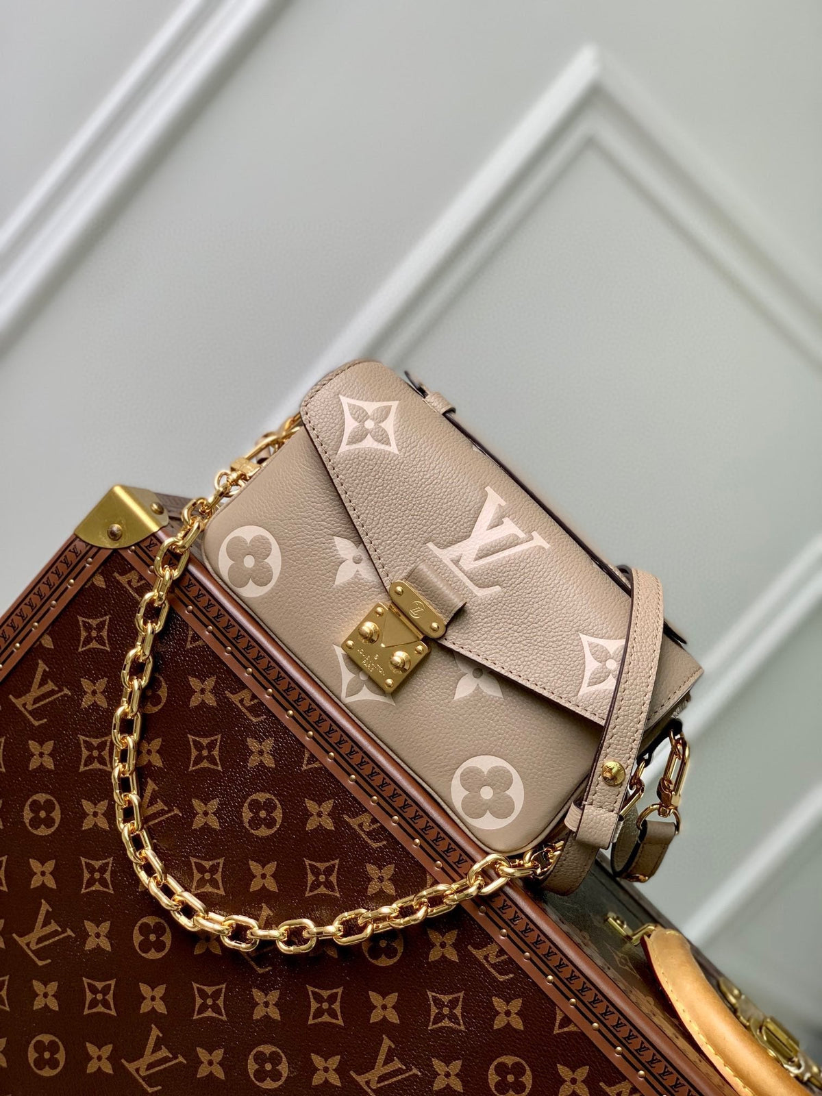 Pochette Métis East West 21 in Beige Monogram Empreinte Calfskin Embossed Logo