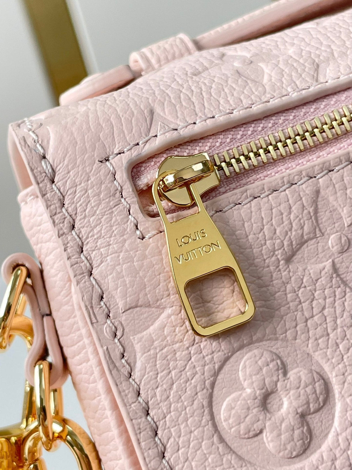 Pochette Métis East West 21 in Pink Opale Monogram Eclipse Canvas Gold Buckle