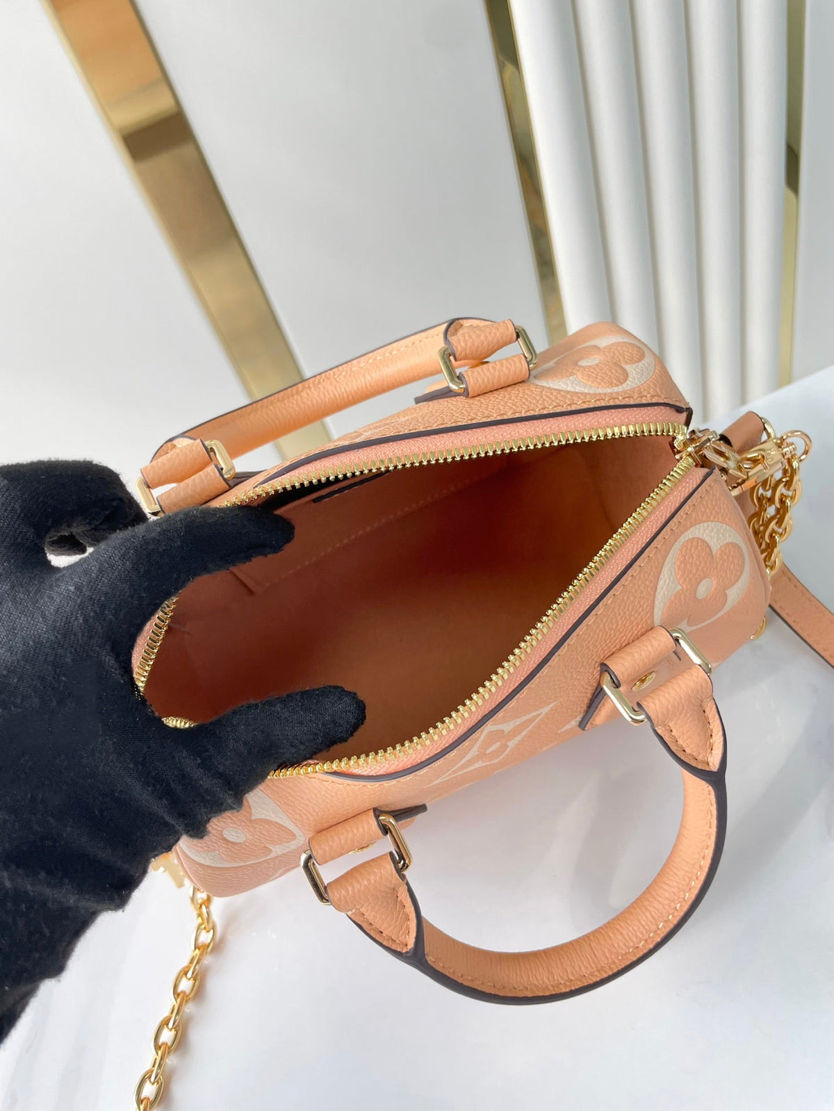 Speedy Bandoulière 20 in Arizona Cream Monogram Empreinte Leather