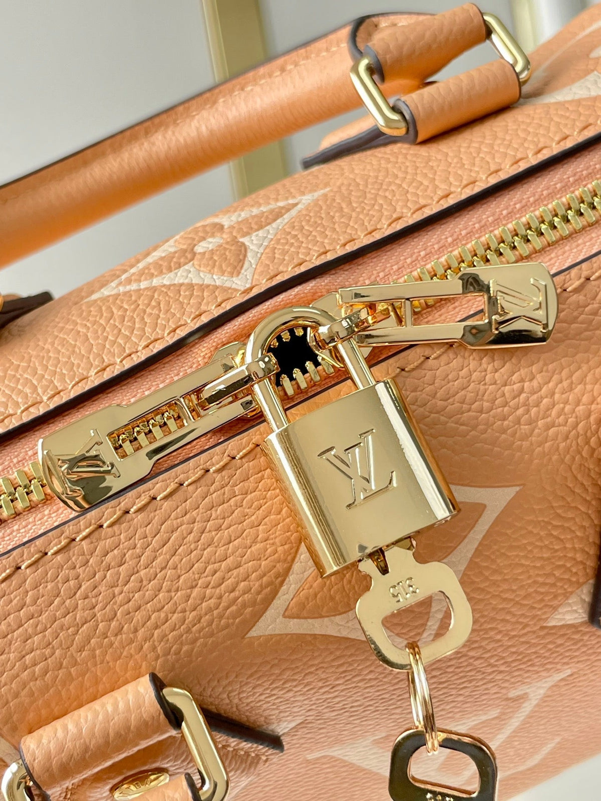 Speedy Bandoulière 20 in Arizona Cream Monogram Empreinte Leather