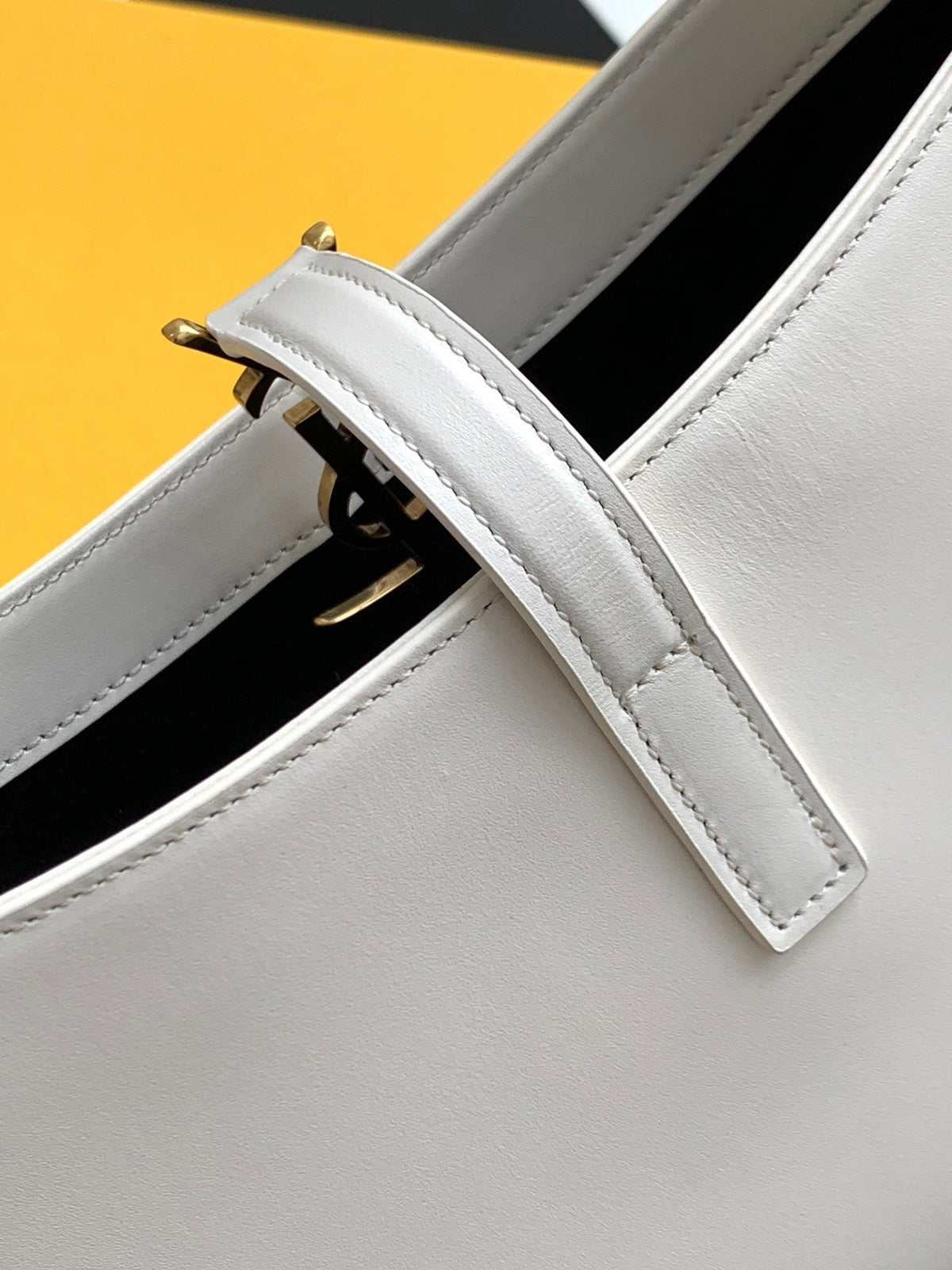 Saint Laurent LE5A7 Hobo Bag 25cm – product image 7