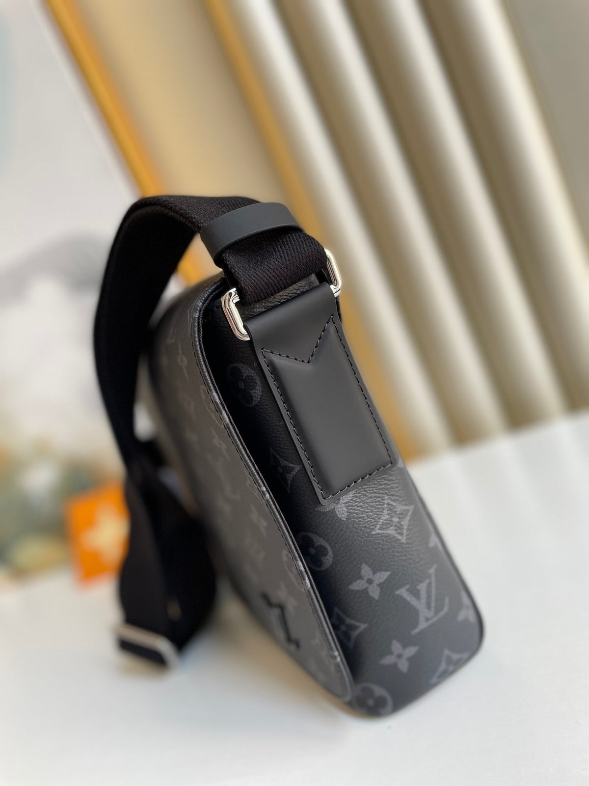 Louis Vuitton M45272 District PM 25cm – product image 7