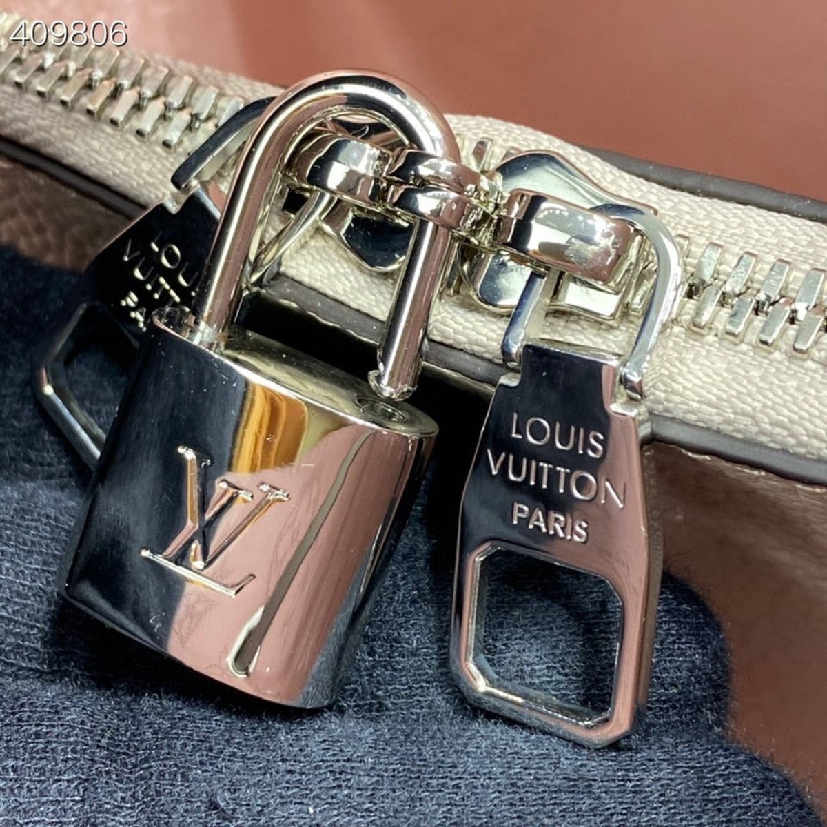 Louis Vuitton Muria Bag 22cm Mahina Calfskin Leather Spring/Summer Collection M57526 Mist – product image 16