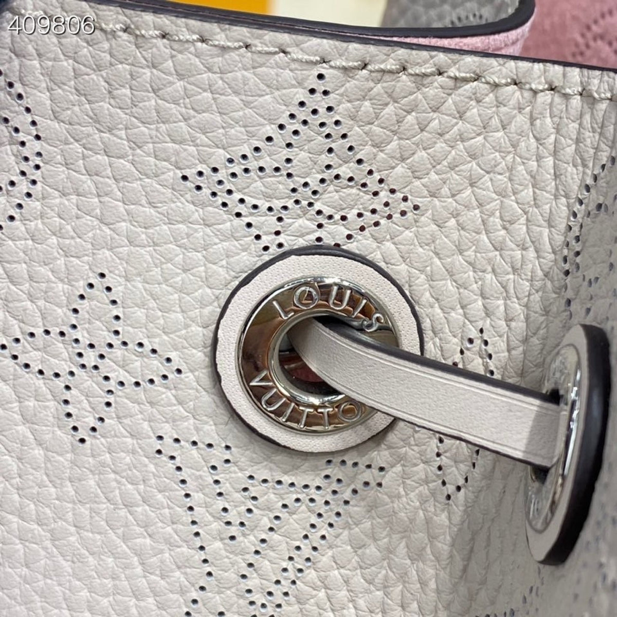Louis Vuitton Muria Bag 22cm Mahina Calfskin Leather Spring/Summer Collection M57526 Mist – product image 11