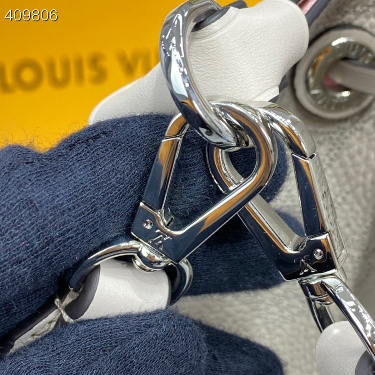 Louis Vuitton Muria Bag 22cm Mahina Calfskin Leather Spring/Summer Collection M57526 Mist – product image 14